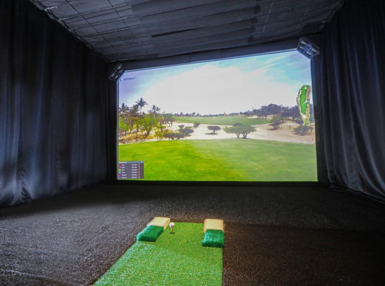 Simulateur de golf virtuel dans un complexe de condos de luxe