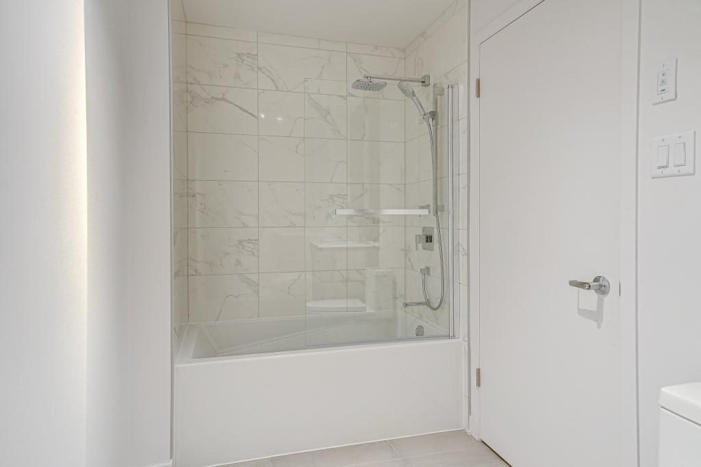 Bain-douche vitrée d'un condo en location