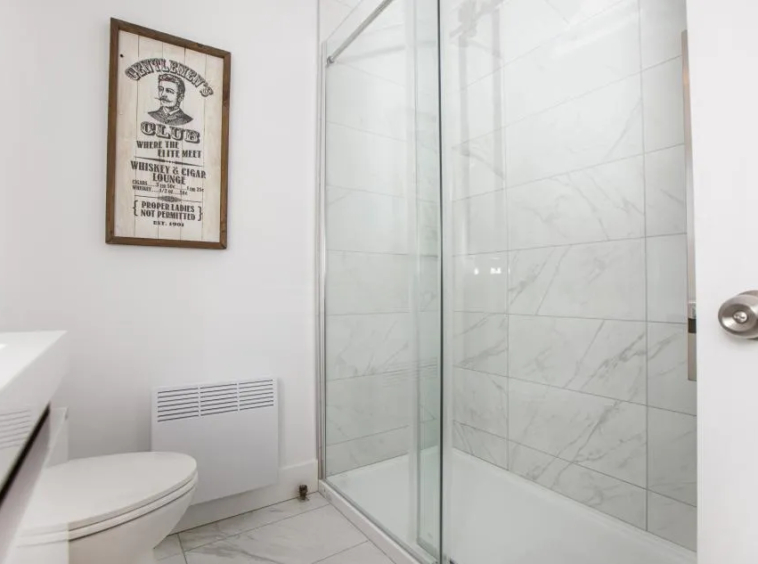 Douche vitrée d'une résidence meublée