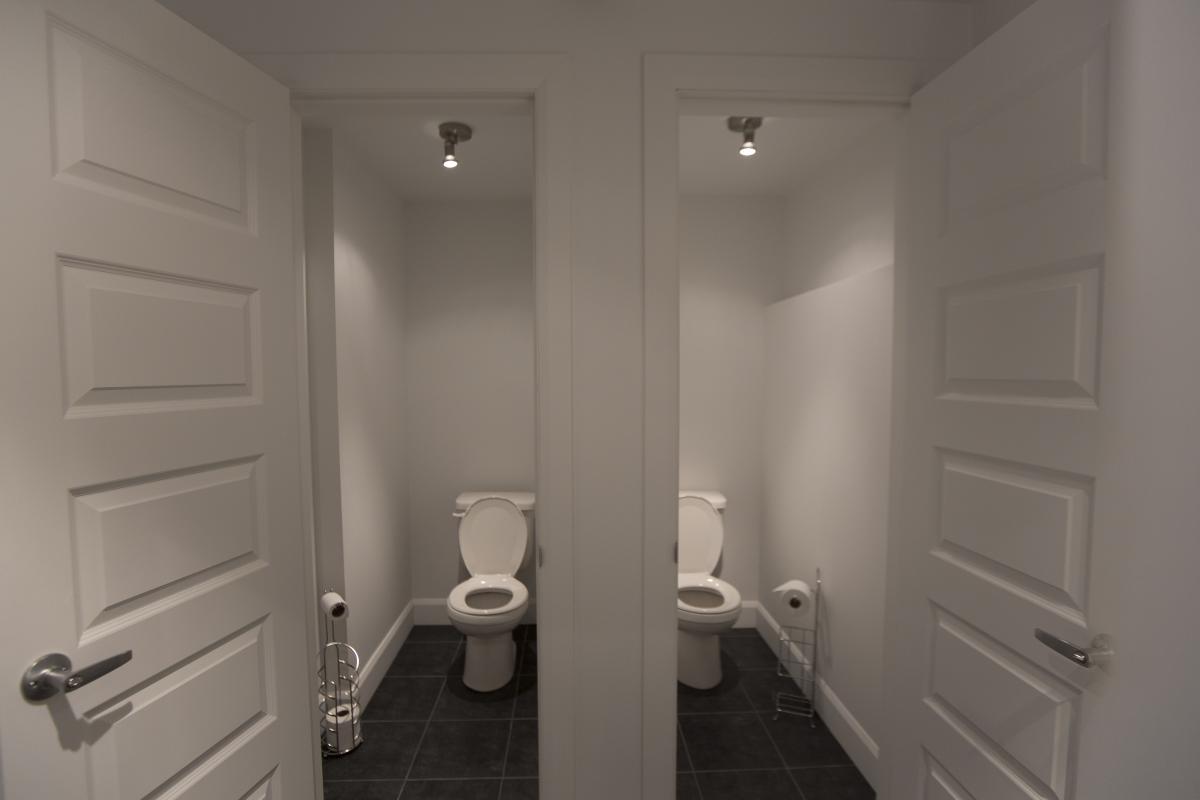 Toilettes privatives d'une résidence en location