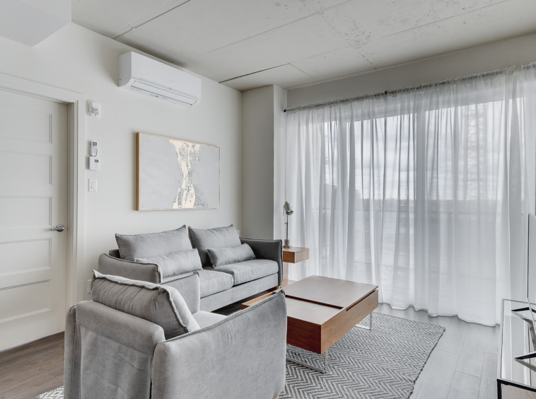 Salon avec air climatisé d'un condo meublé